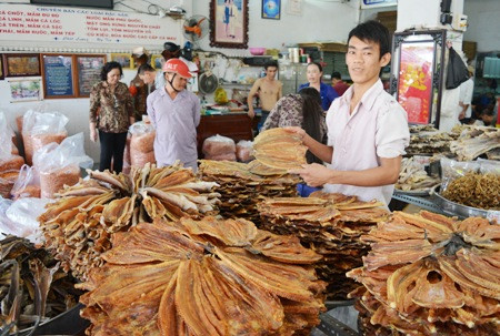 Thực phẩm khô Cà Mau bắt đầu nhộn nhịp vào vụ Tết. 