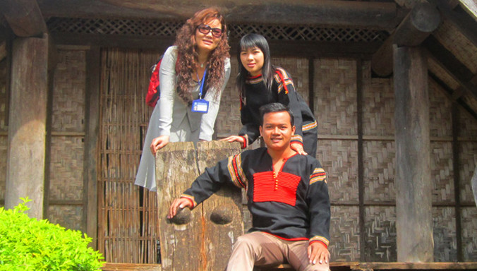 TS Tuyết Nhung (bìa trái) về buôn.