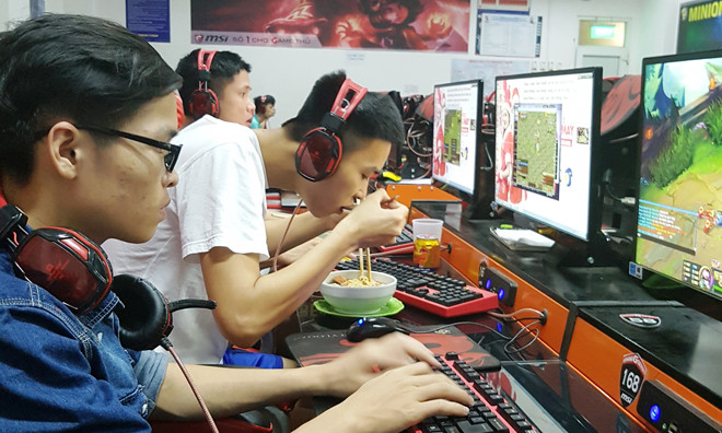 Sinh viên cày game thâu đêm, ăn đêm luôn tại quán trong tòa nhà Nguyên đơn 3, KTX Mỹ Đình. Ảnh: PV.