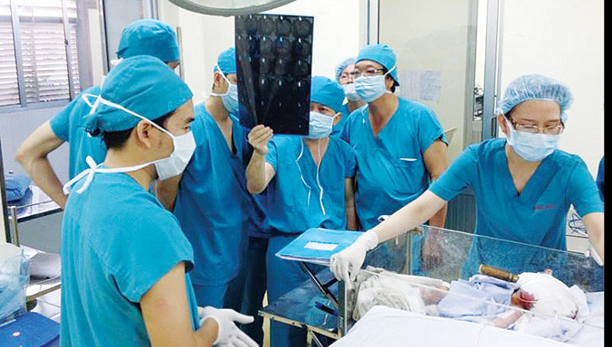 Nhờ quy trình “báo động đỏ”, ê kíp phẫu thuật Bệnh viện Nhi đồng 1 đã kịp thời cứu sống trong gang tấc em bé sơ sinh bị dao đâm xuyên sọ. Ảnh: Quốc Ngọc.