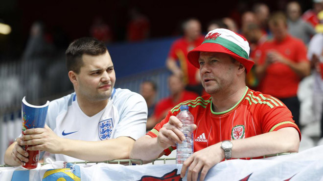 CĐV Anh (trái) đã “quay đầu” với phần còn lại của châu Âu. Ảnh: GETTY IMAGES.