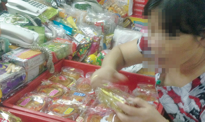 Tiểu thương chợ Bình Tây giới thiệu nhiều loại bánh trung thu nhái, bánh không nhãn mác, nhận làm bánh nhái như thật theo yêu cầu khách hàng.