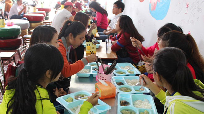 Nhiều bạn sinh viên đến ăn cơm 5 nghìn.