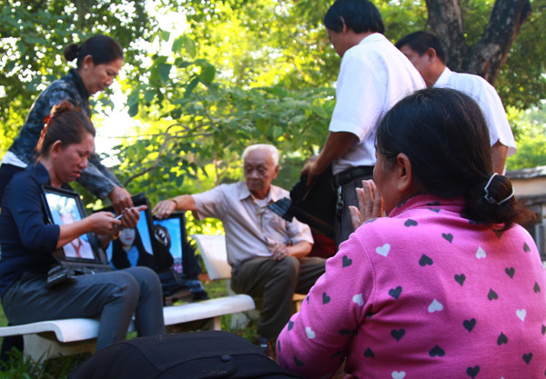 Mẹ và chị của sát thủ Vũ Văn Tiến quỳ sụp giữa sân tòa lạy sống người nhà nạn nhân.