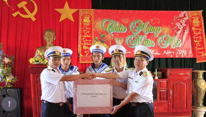 Tặng quà Tết cho cán bộ, chiến sĩ đảo Trường Sa Đông. Ảnh: Trường Phong.