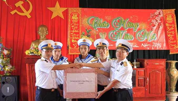 Tặng quà Tết cho cán bộ, chiến sĩ đảo Trường Sa Đông. Ảnh: Trường Phong.