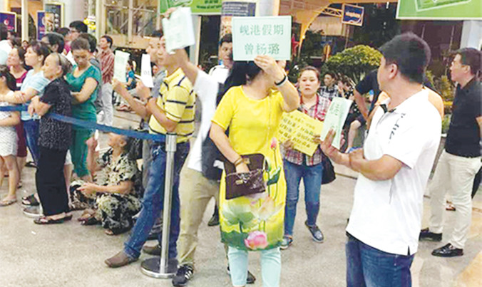 HDV Trung Quốc đón khách, dẫn đoàn ngay tại sân bay Đà Nẵng. Ảnh: HDV cung cấp.