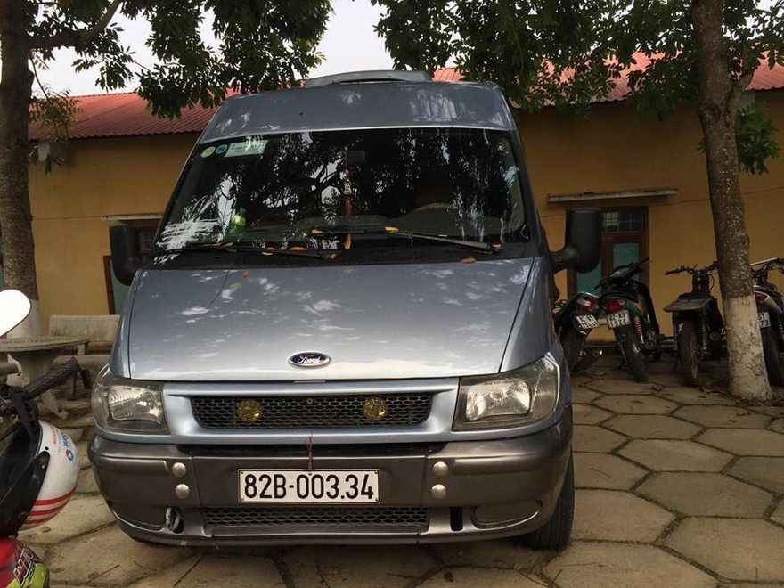 Xe khách bị ném đá. Ảnh: Congankontum.gov.vn