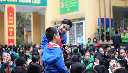 Hoa hậu Ngọc Hân cùng các em thiếu nhi tham gia chương trình “Tết sẻ chia, Tết yêu thương”.