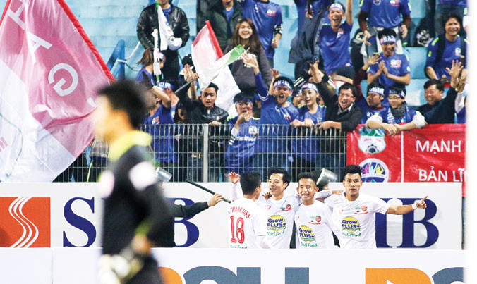 Trong hoàn cảnh tập đoàn HAGL gặp khó khăn, tình cảm của người hâm mộ chính là tài sản quý giá với các cầu thủ HAGL. Ảnh: VSI.