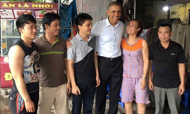 Tổng thống Obama vui vẻ chụp ảnh cùng người dân Mễ Trì. Nguồn: Facebook.