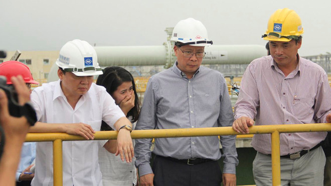 Bộ trưởng TN & MT Trần Hồng Hà (ngoài cùng bên trái) dẫn đầu đoàn công tác kiểm tra hệ thống xử lý nước thải ở Formosa ngày 28/4. Ảnh: Văn Tình.