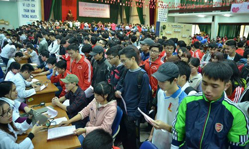 Xếp hàng đăng ký hiến máu, khám sức khỏe tại đại học Bách khoa. Ảnh: Thanh Hà