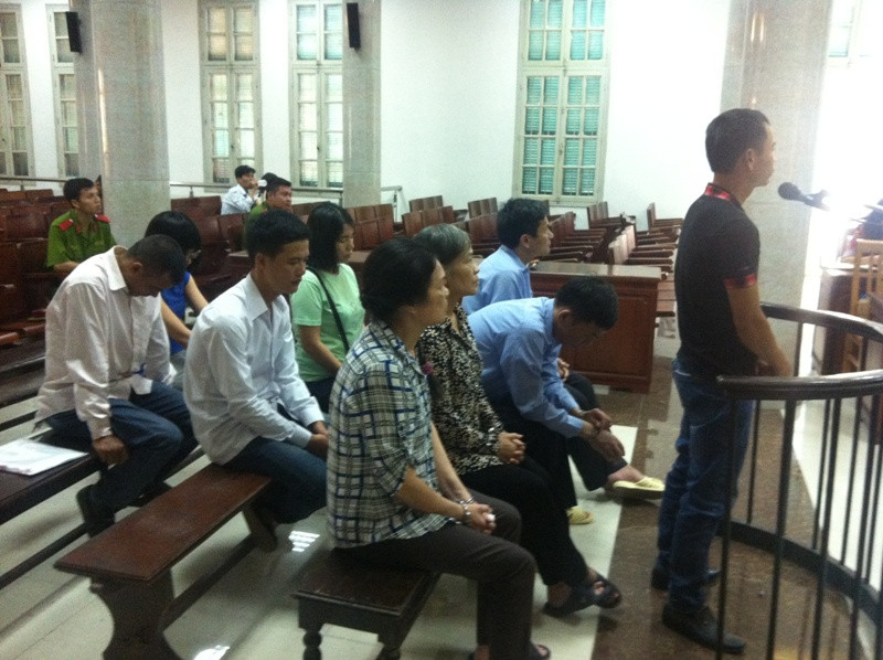 Các bị cáo trả lời HĐXX