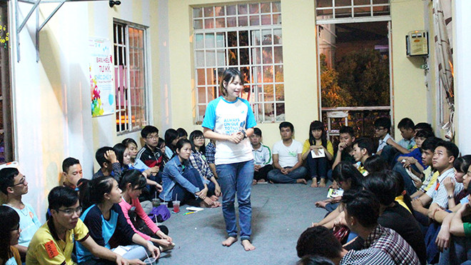 Trưởng nhóm Hạnh Duyên chia sẻ kiến thức về tự kỷ của nhóm A4A. Ảnh: K.H.