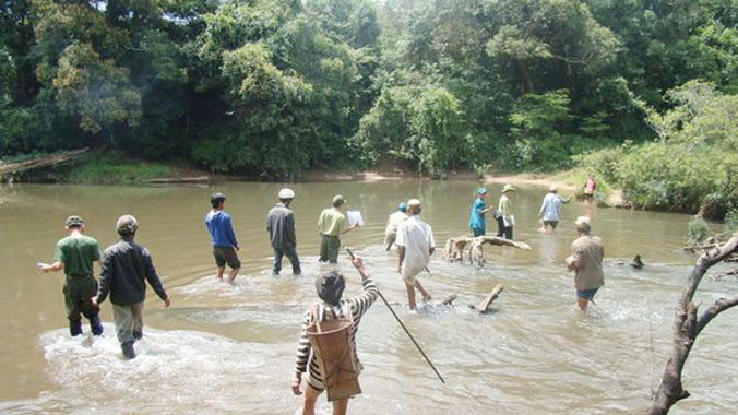 Cán bộ Khu bảo tồn thiên nhiên Kon Chư Răng đi khảo sát thực địa tại khu bảo tồn. Ảnh: Konchurang.vn.