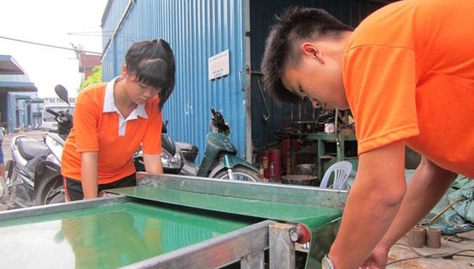 Hai học sinh lắp ghép máy.