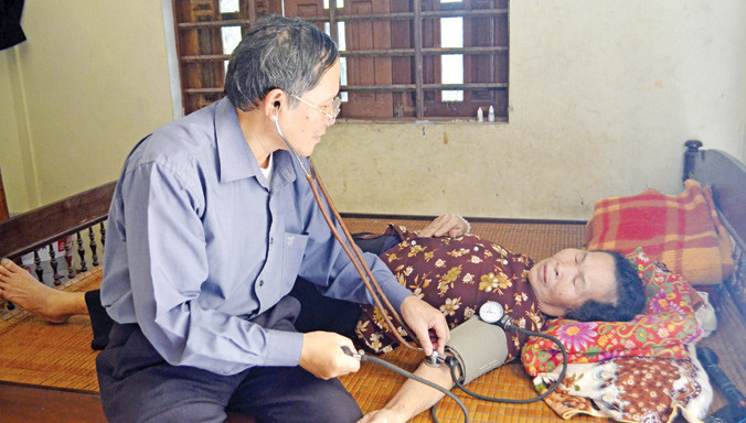 Nhìn cách ông khám cho mệ Mẹt, đủ thấy ông yêu nghề và trân trọng người bệnh đến nhường nào.