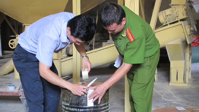 Hàng chục tấn hóa chất công nghiệp còn tồn trong kho dùng để sản xuất thức ăn chăn nuôi, thủy sản.
