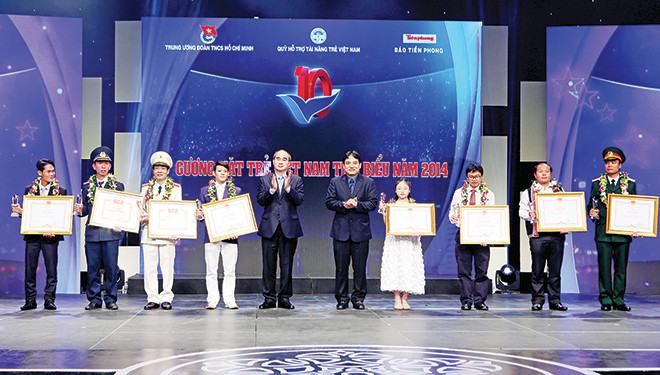 Ủy viên Bộ Chính trị, Chủ tịch Ủy ban T.Ư Mặt trận Tổ quốc Việt Nam Nguyễn Thiện Nhân và Bí thư thứ nhất T.Ư Đoàn Nguyễn Đắc Vinh trao giải thưởng cho 10 Gương mặt trẻ Việt Nam tiêu biểu năm 2014. Ảnh: Như Ý.
