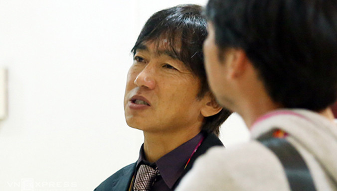 HLV Miura thất vọng sau khi U23 Việt Nam để U23 UAE lội ngược dòng thắng 3-2. Ảnh: Đức Đồng.