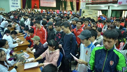 Xếp hàng đăng ký hiến máu, khám sức khỏe tại đại học Bách khoa. Ảnh: Thanh Hà