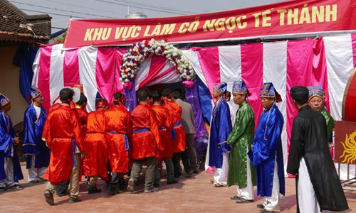 Hai ông ỉn làng Ném Thượng năm nay đã bị/được xử kín. Ảnh: Vnexpress. 