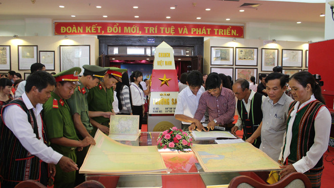 Đông đảo người dân đến xem triển lãm.