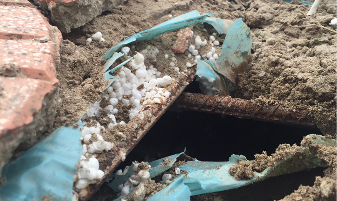 Cận cảnh miếng xốp lót trên lớp bê tông đã trơ lõi thép tại móng cột chiếu sáng cầu vượt đường sắt, dự án trục đường phía Nam Hà Nội.