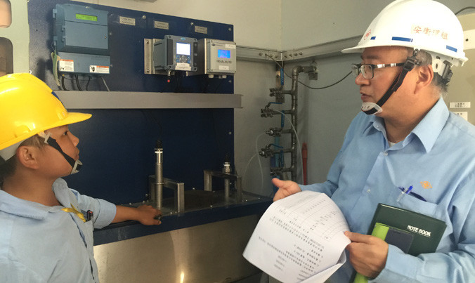 Ông Hoàng Dật Thuyên đang giới thiệu hệ thống quan trắc tự động của FHS.