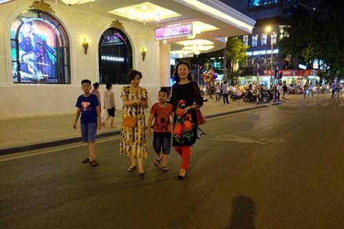 Không gian đi bộ xung quanh Hồ Gươm hoàn toàn khác không gian đi bộ ở phố cổ.