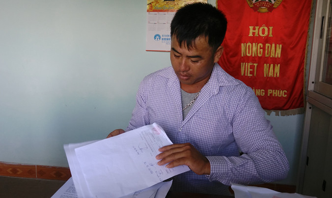 Anh Tiến với đống đơn kiện Bảo Minh.