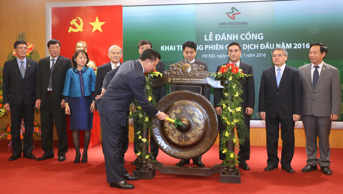 Ngày 4/1, Bộ trưởng tài chính đánh cồng phiên giao dịch đầu năm mới 2016. Ảnh: Quang Phúc.