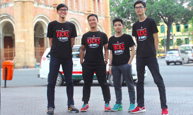 Hoàng Quang Minh (thứ 2 từ trái sang) và các thành viên trong nhóm khởi nghiệp.