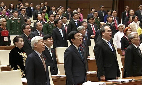 Đại biểu Quốc hội khoá 13 chào cờ trong phiên khai mạc. Ảnh: Vnexpress