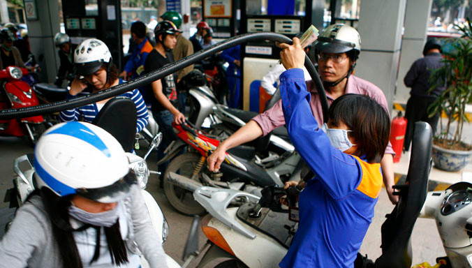 Sai về thuế nhập khẩu xăng dầu làm thiệt hại người tiêu dùng. Ảnh: Hồng Vĩnh.