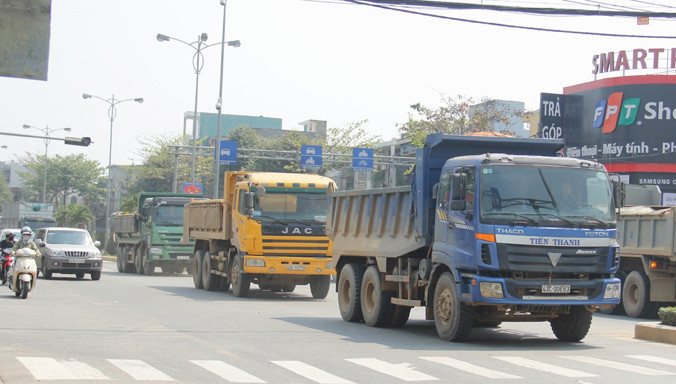 Xe ben, xe tải chạy trên đường Cách Mạng Tháng Tám. Ảnh: NC.