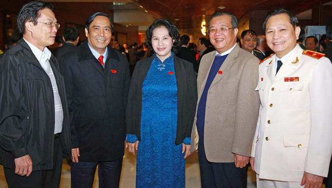 Các đại biểu trao đổi bên lề Đại hội XII. Ảnh: Hồng Vĩnh.