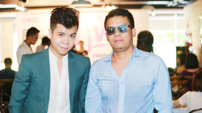 Đinh Mạnh Ninh và nhà sản xuất, nhạc sĩ Hồng Kiên. Ảnh: Minh Tâm.