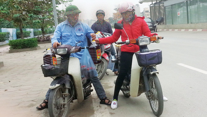 Nhân viên tiếp thị nước mắm giá rẻ vào quán ăn. Ảnh Q.N.