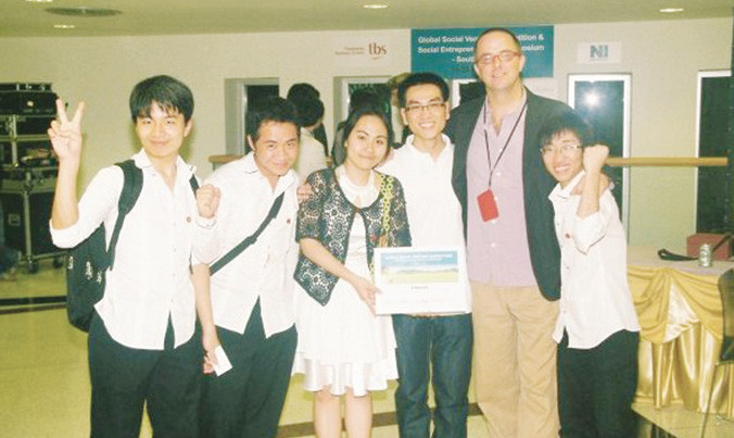 Đoàn Thị Minh Phượng (giữa) đang tạo cơ hội cho các bạn trẻ Việt Nam vươn ra thế giới và thành công trên sân chơi toàn cầu.