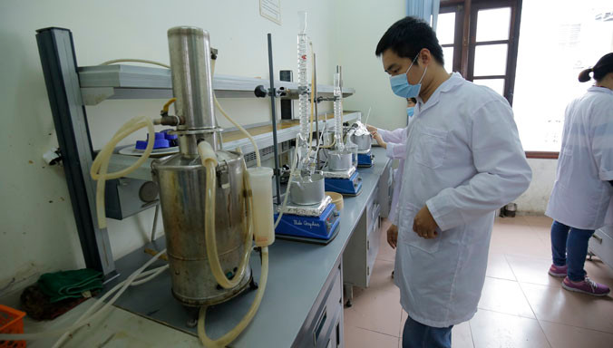 Cán bộ đang thực hiện nghiên cứu trên máy móc của phòng thí nghiệm trọng điểm Công nghệ lọc, hóa dầu. Ảnh: Lê Loan.