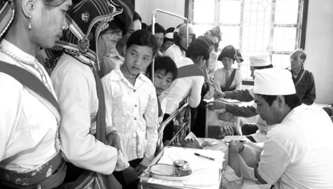 Y bác sỹ Học viện Quân y khám chữa bệnh cho bà con vùng cao ở Hà Giang.