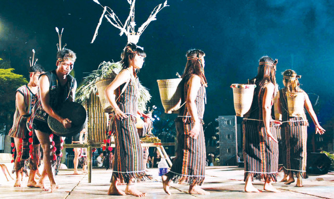 Vũ điệu mừng lúa mới của người Mạ.