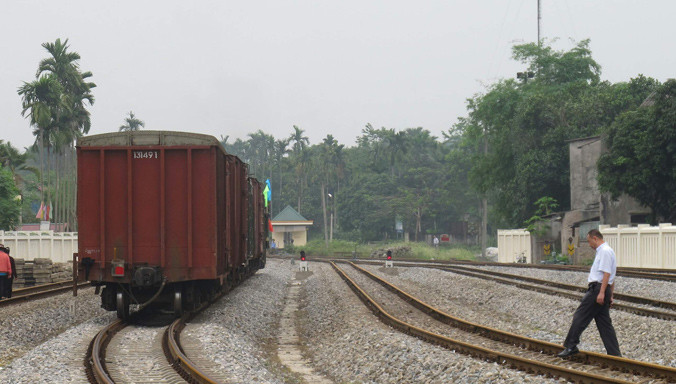Đoàn tàu chở hàng của Cty Đường sắt Hà Nội. Ảnh: Sỹ Lực.