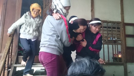 Người thân nạn nhân kêu khóc thảm thiết. Ảnh: Hoàng Lam.