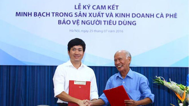 Tổng giám đốc Vinacafé Biên Hòa Nguyễn Tân Kỷ (trái) ký và trao đổi bản cam kết với ông Đoàn Phương, Chủ tịch VINASTAS.