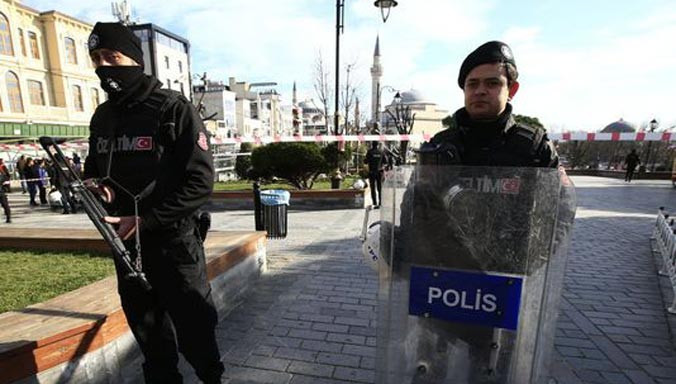 Cảnh sát tăng cường kiểm soát khu vực Sultanahmet đông du khách sau vụ đánh bom tự sát ngày 12/1. Ảnh: AP.