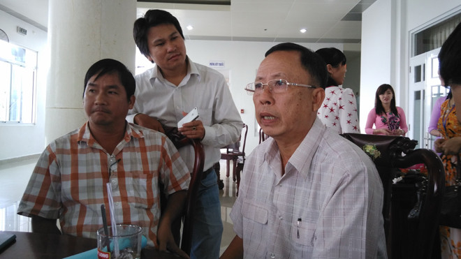 Sáng 13/9, ông Trần Công Chánh (ngoài cùng bên phải) - Bí thư Tỉnh ủy Hậu Giang trao đổi với phóng viên xung quanh vấn đề ông Trịnh Xuân Thanh. Ảnh: Hòa Hội.