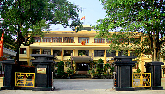 Huyện Tiên Yên là một trong những đơn vị đầu tiên của tỉnh Quảng Ninh thực hiện thí điểm Bí thư kiêm chủ tịch huyện; Trưởng Ban tổ chức kiêm Trưởng phòng Nội vụ; Chủ nhiệm Ủy ban kiểm tra kiêm Chánh thanh tra.